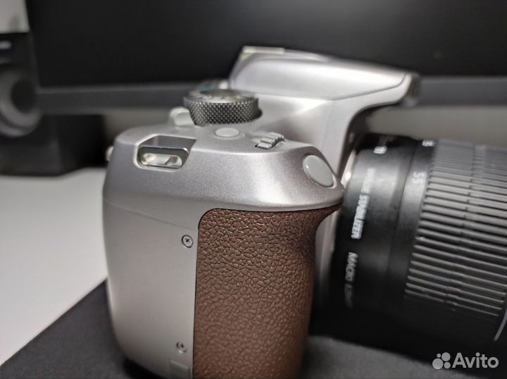 Зеркальный фотоаппарат canon 1300d (пробег 4,5 т.)