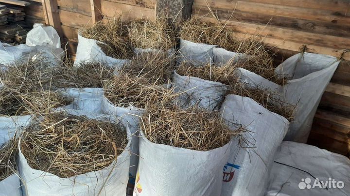 Сено, солома и опилки в мешках