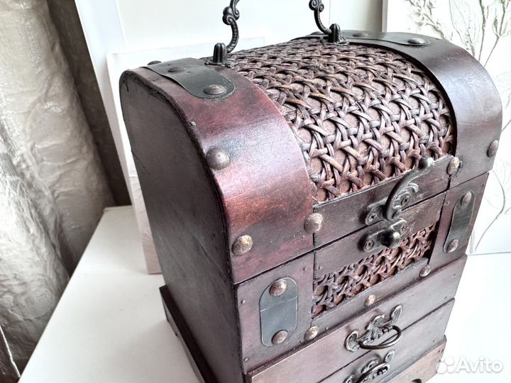 Деревянная шкатулка-сундук для украшений