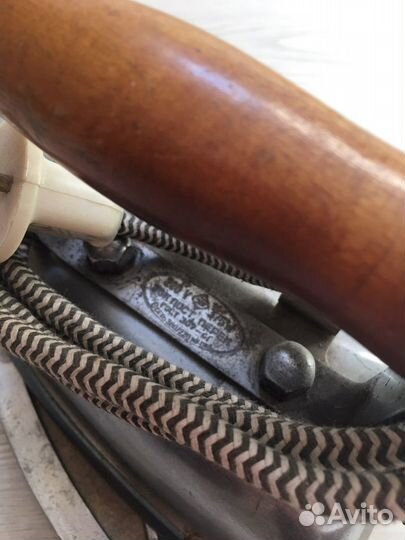 Старый электрический утюг с подставкой