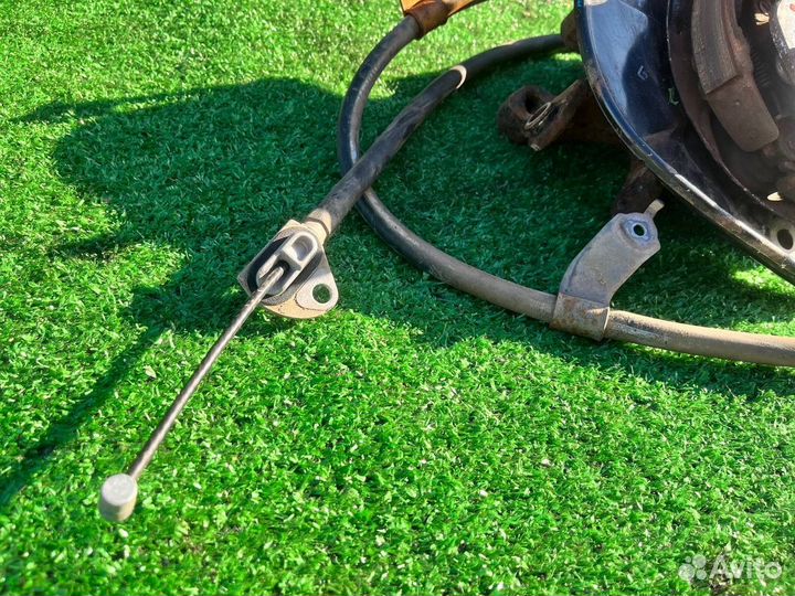 Кулак задний правый в сборе трос Rav4 xa40 xa45