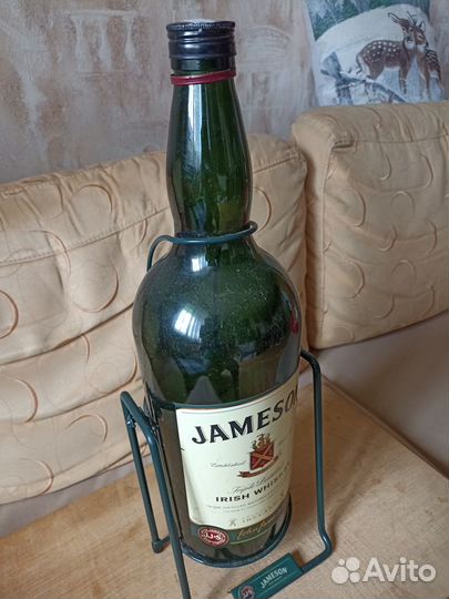 Бутылка Jameson на подставке 