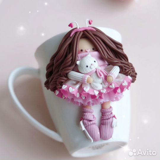 Кружка с куколкой (декор из полимерной глины)