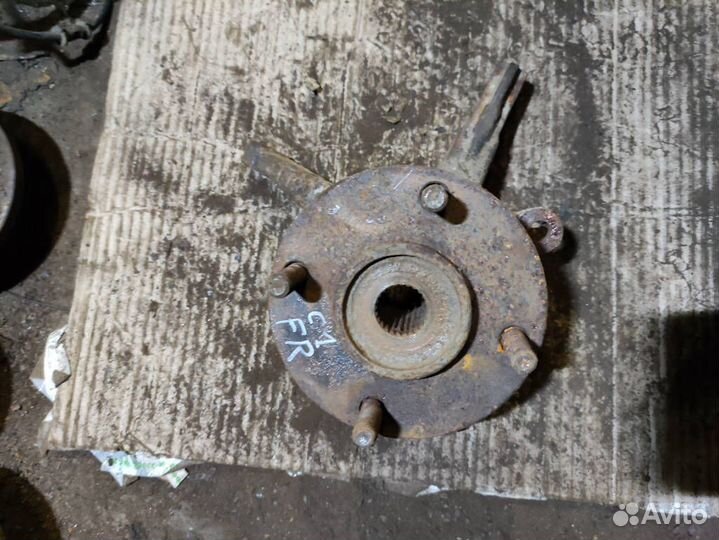 Кулак передний правый Hyundai sonata 1