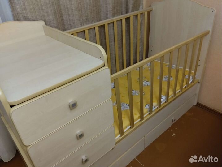 Детская кровать с пеленальным столиком