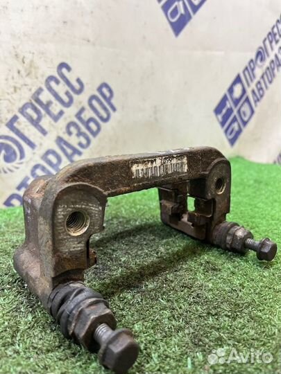 Скоба суппорта задняя правая Opel Insignia седан