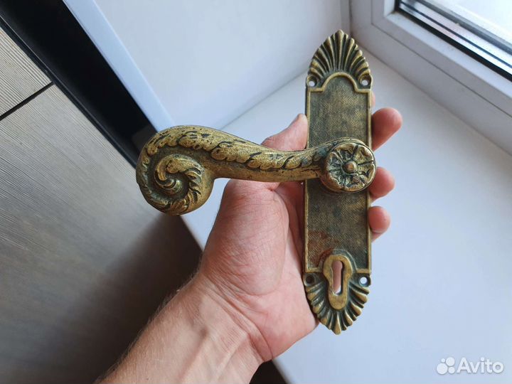 Бронзовая дверная ручка