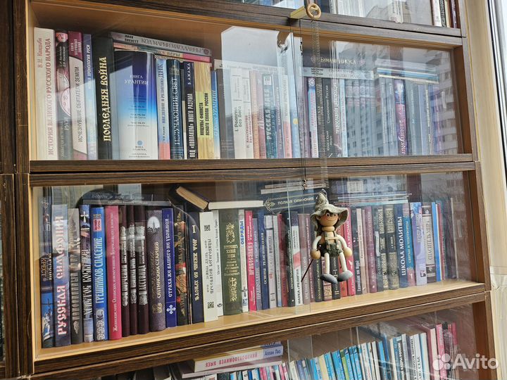 Полки деревянные с стеклами