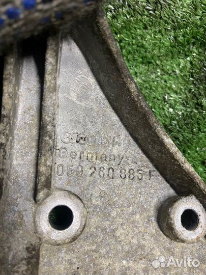 Кронштейн компрессора кондиционера Audi A4 B6 AKE