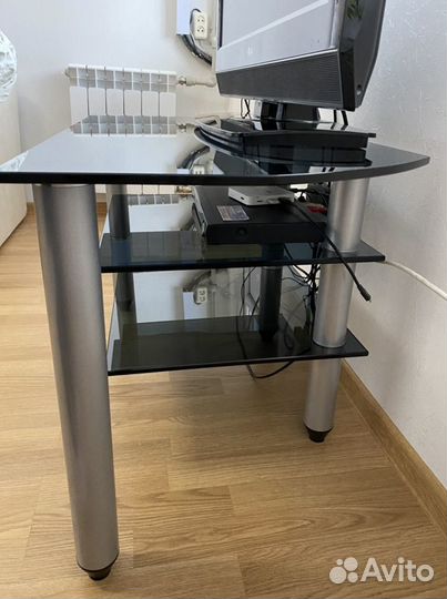 Стеклянная подставка под телевизор