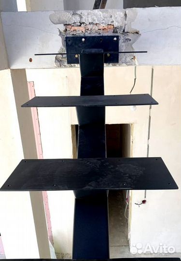 Лестница на металлокаркасе открытого типа