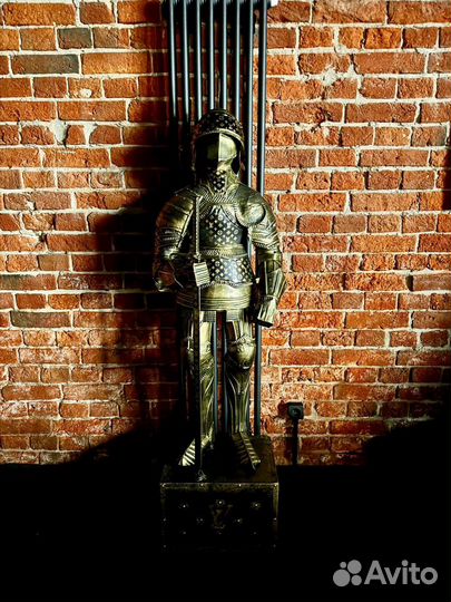 Статуя из металла