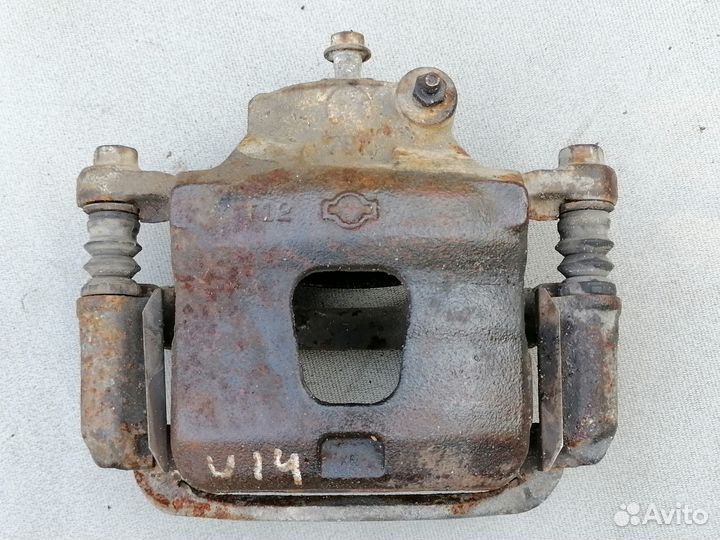 Суппорт тормозной передний левый Nissan Cefiro