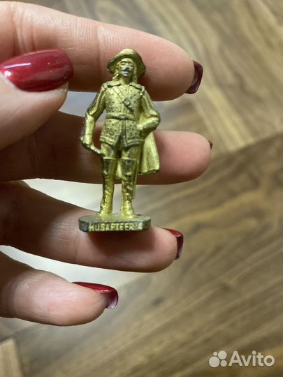 Киндер сюрприз солдатик Мушкетёр 2 золотой