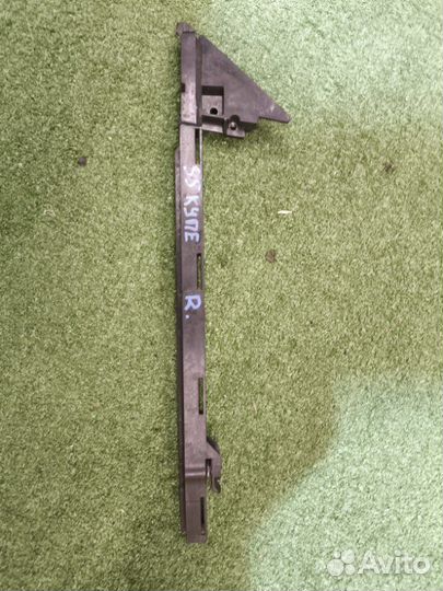 Направляющая стекла двери передняя правая Audi S5