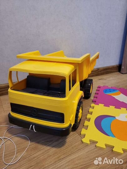 Большой игрушечный грузовик