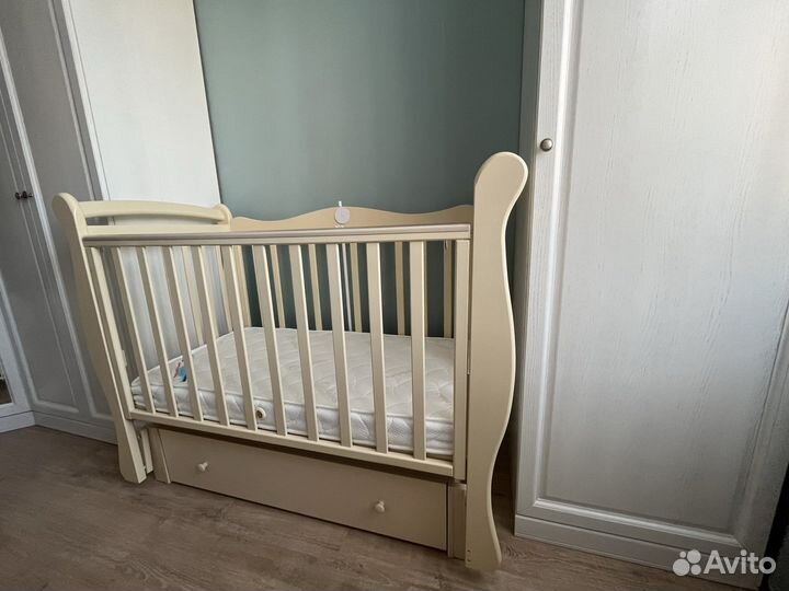 Детская кроватка с маятником