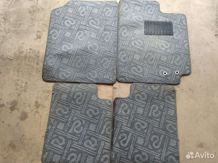 Продам коврики на тойоту Витц 2007г