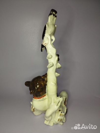 Медведь на воеводстве лфзи. Фарфоровая статуэтка