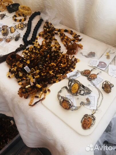 Янтарные изделия, картины, статуэтки, украшения