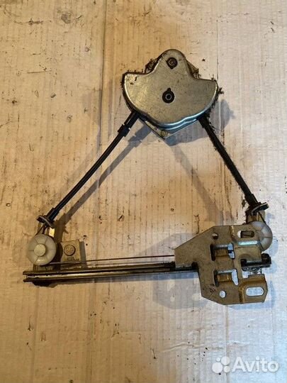 Стеклоподъемник механический задний правый