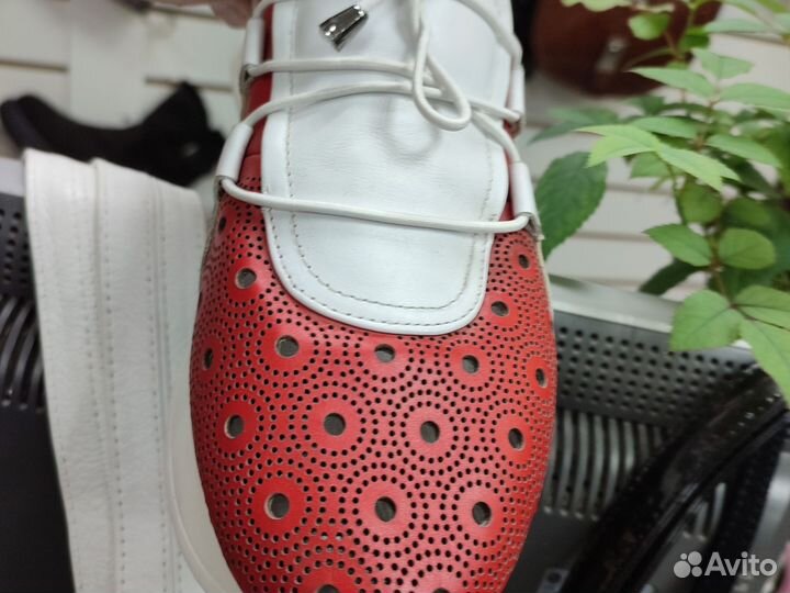 Кроссовки женские 38 размер новые