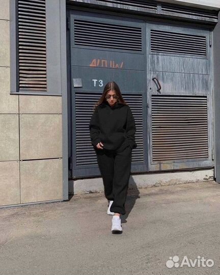 Женский спортивный костюм с капюшоном