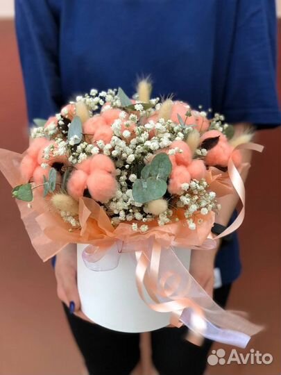 Куробка с сухоцветами и цветами