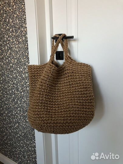 Вязаная интерьерная корзина из джута