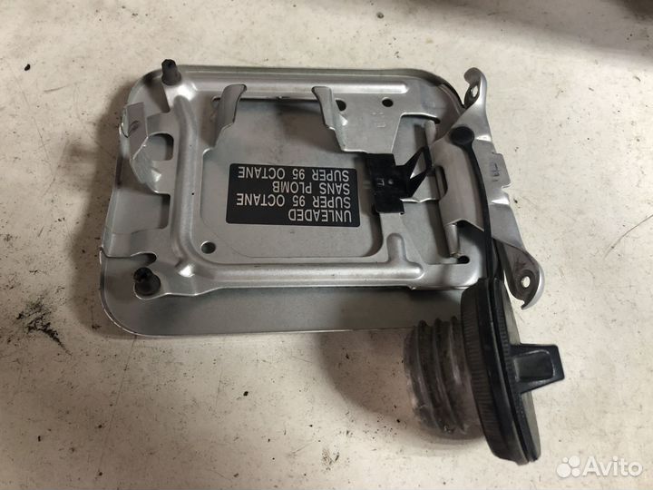 Лючок топливного бака Nissan Tiida 1