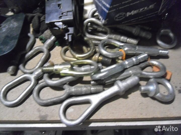 Крюк буксировочный