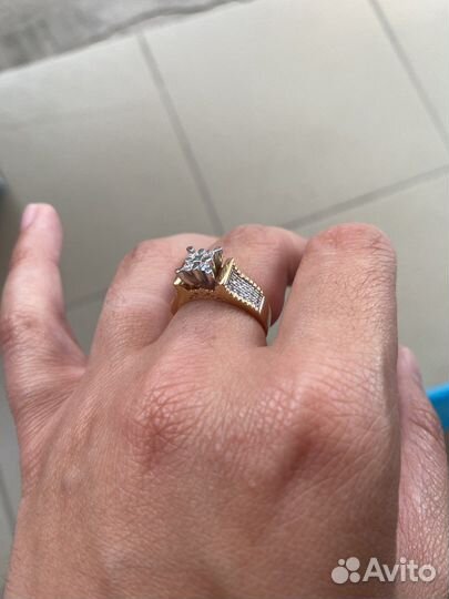 Кольцо с бриллиантом