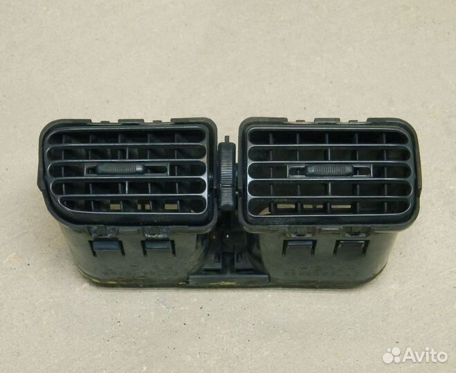 Дефлектор воздушный центральный Nissan Primera P10