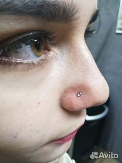 Мастер пирсинга