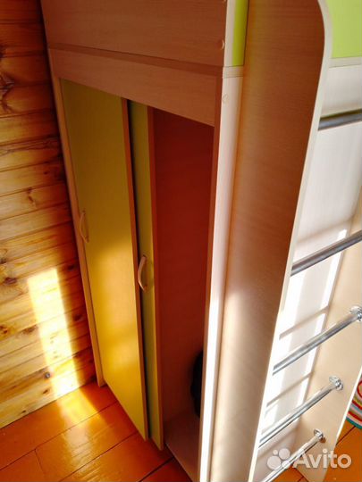 Детская кровать чердак со столом и шкафом