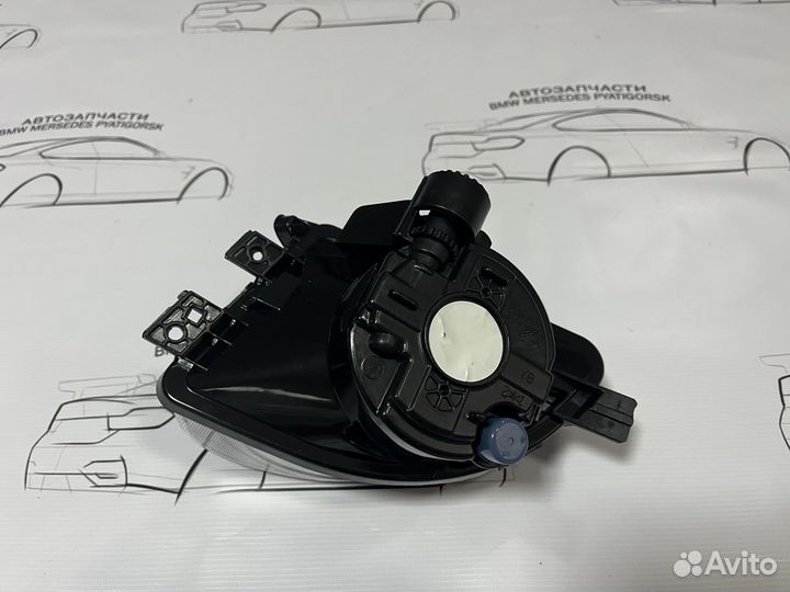 Правая передняя противотуманка BMW F10 дорест