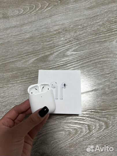 Air Pods 2 with Wireless Charging Case