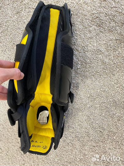 Щитки хоккейные Easton RS