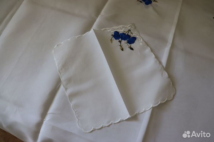 Белоснежная скатерть с салфетками