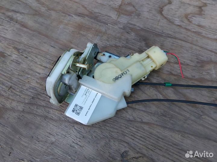 Замок двери задней левой Toyota Prius NHW10