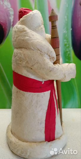 Елочные игрушки и ватный дедушка Мороз