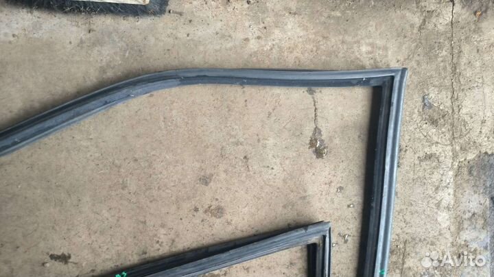 Уплотнительная резинка рамки двери Audi 80 100С3