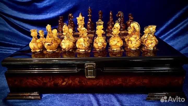 Шахматы из янтаря