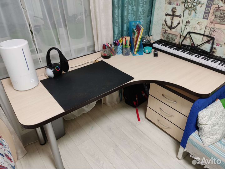 Угловой письменный стол с тумбой