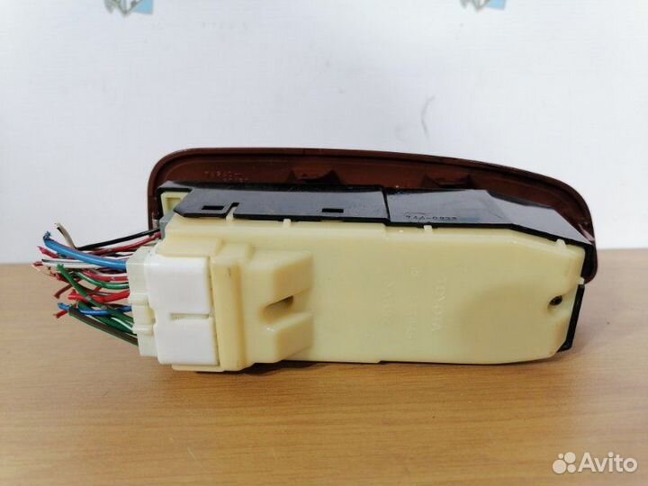 Кнопка стеклоподъемника передняя левая Toyota