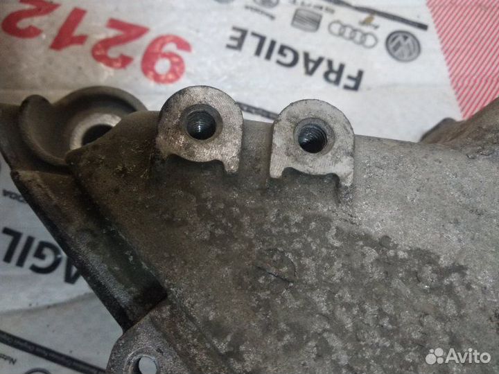 Кронштейн двигателя правый Volkswagen Polo sedan