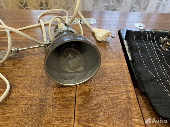 Швейная машинка с тумбой