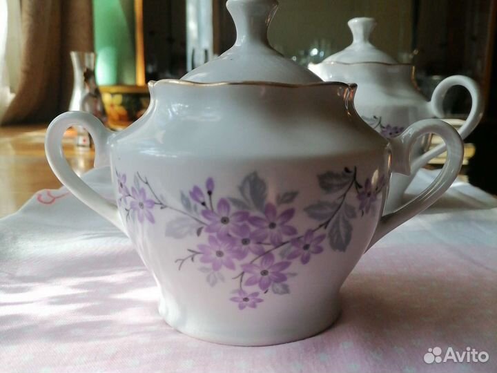 Заварочный чайник и сахарница