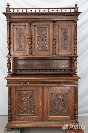 Резной двухъярусный буфет