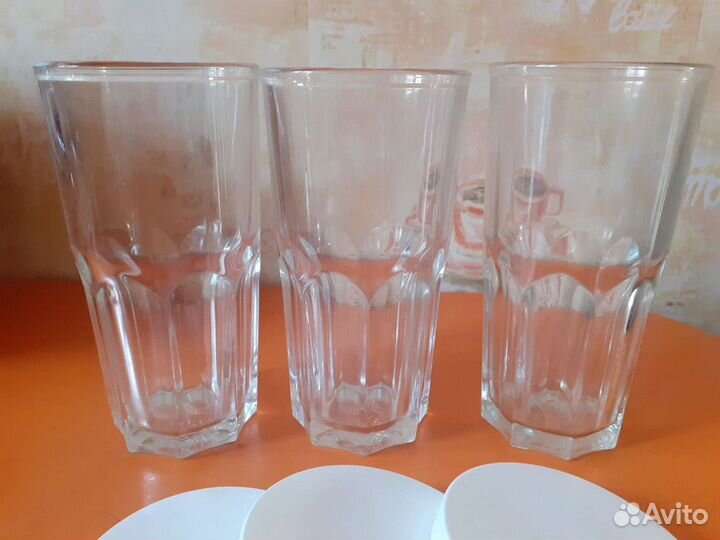 Бокалы, стаканы, ведро для льда, пепельница